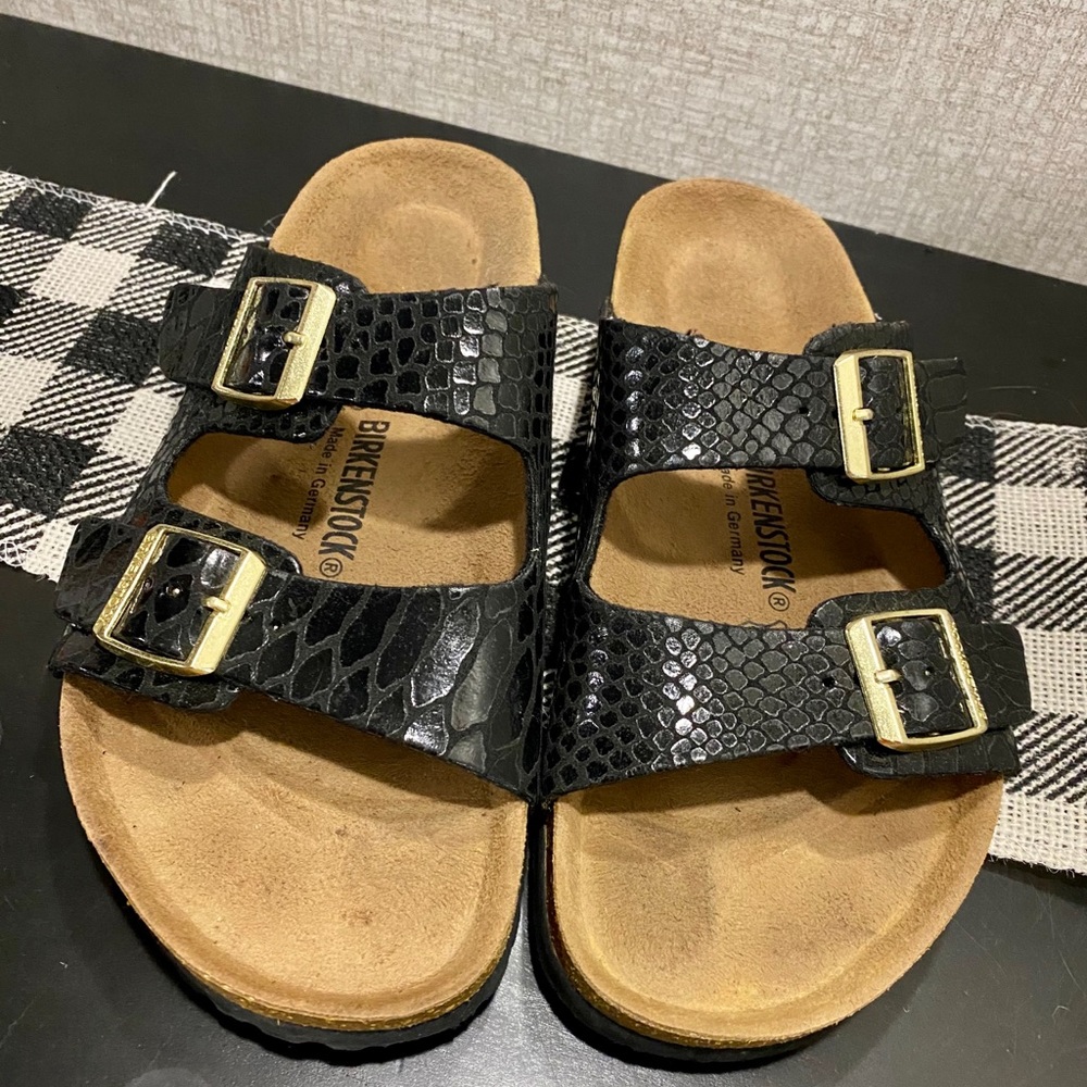 Birkenstock’s Arizona sandal READ DISCRIPTION
